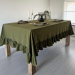 FAȚĂ DE MASĂ CU VOLĂNAȘ DIN BUMBAC PRESPĂLAT - OLIVE GREEN