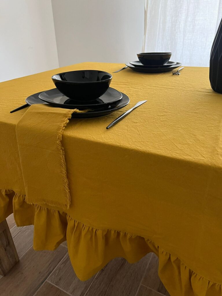 FAȚĂ DE MASĂ CU VOLĂNAȘ DIN BUMBAC PRESPĂLAT - SUNFLOWER YELLOW - imagine 2