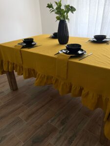 FAȚĂ DE MASĂ CU VOLĂNAȘ DIN BUMBAC PRESPĂLAT - SUNFLOWER YELLOW