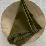 ȘERVETE DIN  BUMBAC PRESPĂLAT CU FRANJURI - OLIVE GREEN (SET DE 2)