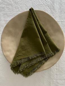 ȘERVETE DIN  BUMBAC PRESPĂLAT CU FRANJURI - OLIVE GREEN (SET DE 2)