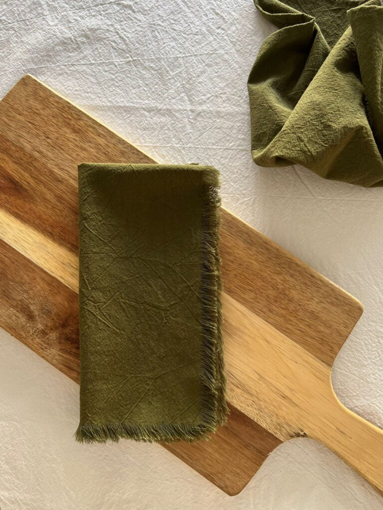 ȘERVETE DIN  BUMBAC PRESPĂLAT CU FRANJURI - OLIVE GREEN (SET DE 2) - imagine 2