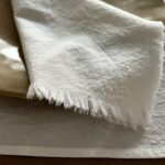 ȘERVETE DIN  BUMBAC PRESPĂLAT CU FRANJURI - PURE WHITE (SET DE 2)
