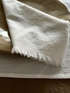 ȘERVETE DIN  BUMBAC PRESPĂLAT CU FRANJURI - PURE WHITE (SET DE 2)