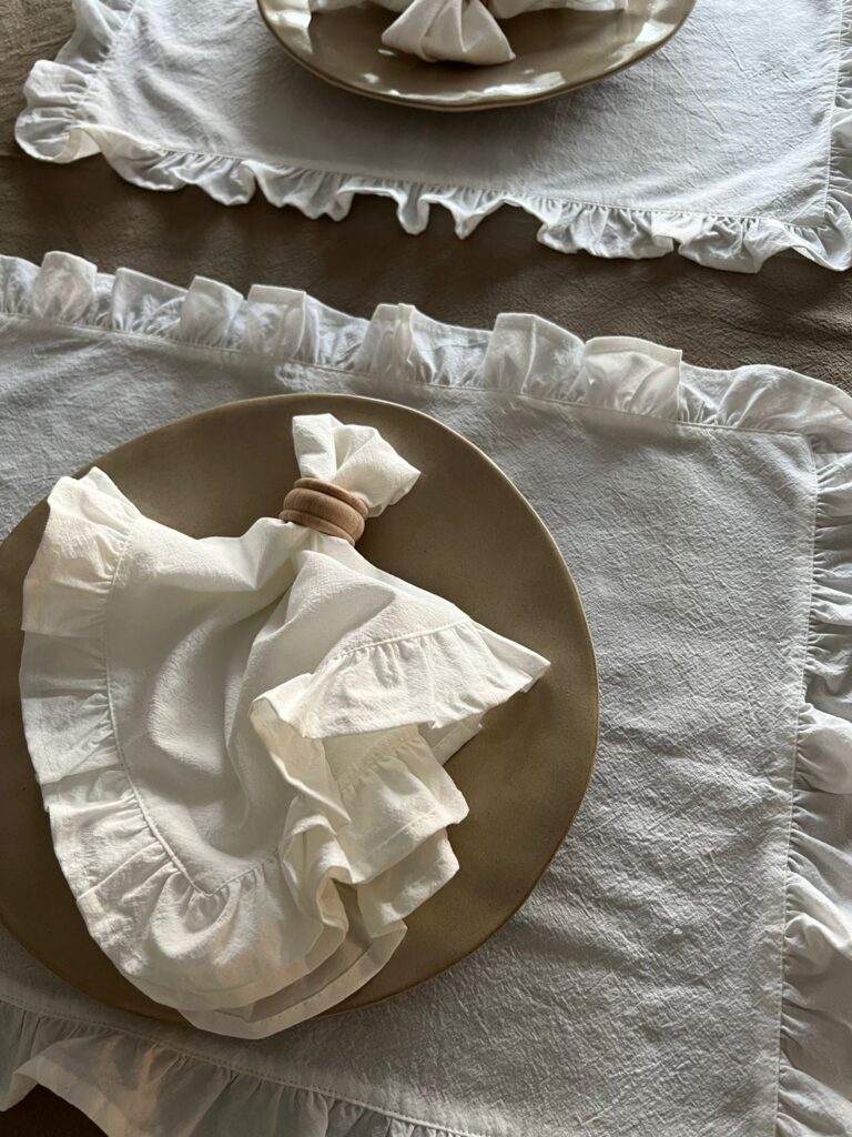 ȘERVETE DIN  BUMBAC PRESPĂLAT CU VOLĂNAȘE - PURE WHITE (SET DE 2) - imagine 3