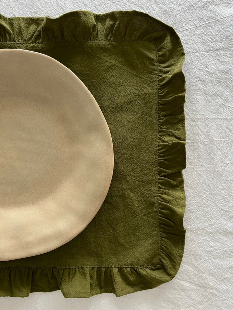 SUPORT FARFURIE DIN BUMBAC PRESPĂLAT CU VOLĂNAȘ - OLIVE GREEN - imagine 2