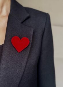 Broșă inimioară din fetru