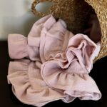 DUSTY PINK - Păturică muselină cu volanașe pentru bebeluși