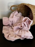DUSTY PINK - Păturică muselină cu volanașe pentru bebeluși