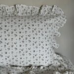 WILD FLOWERS - Față pernă din muselină cu volanașe pentru copii