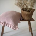 DUSTY PINK - Față pernă din muselină cu volanașe pentru bebeluși