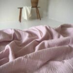 DUSTY PINK - Husă pilota din muselină cu volanașe pentru bebeluși