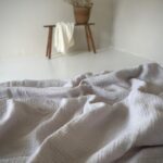 WARM GRAY - Husă pilota din muselină cu volanașe pentru bebeluși