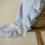 BABY BLUE - Păturică muselină cu volanașe pentru bebeluși